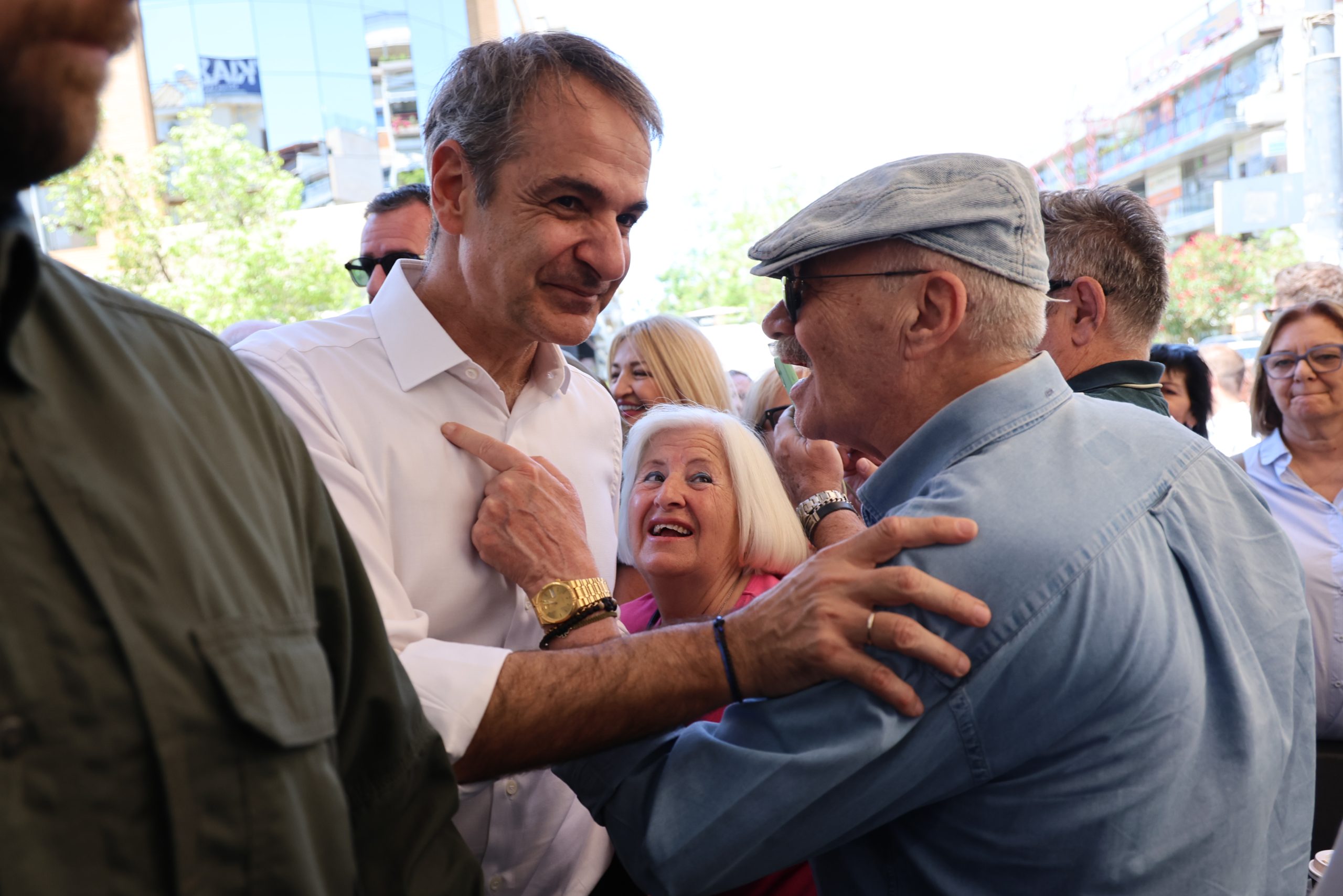 Στην άμεση επαφή με τους πολίτες επικεντρώνεται ο Μητσοτάκης – Για αδιαφάνεια κατηγορεί την κυβέρνηση η αντιπολίτευση
