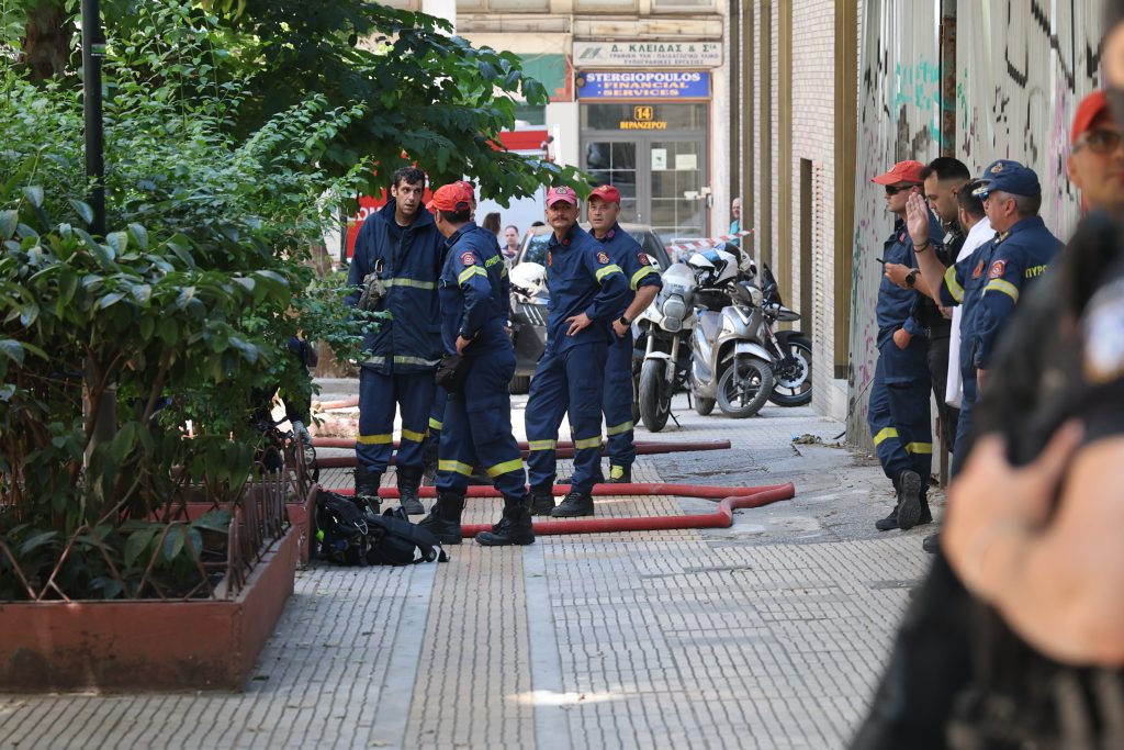 Από ηλεκτρονικό πατίνι εκτιμάται ότι ξέσπασε η φωτιά στο ξενοδοχείο στην Ομόνοια – Απεγκλωβίστηκαν οι ένοικοι