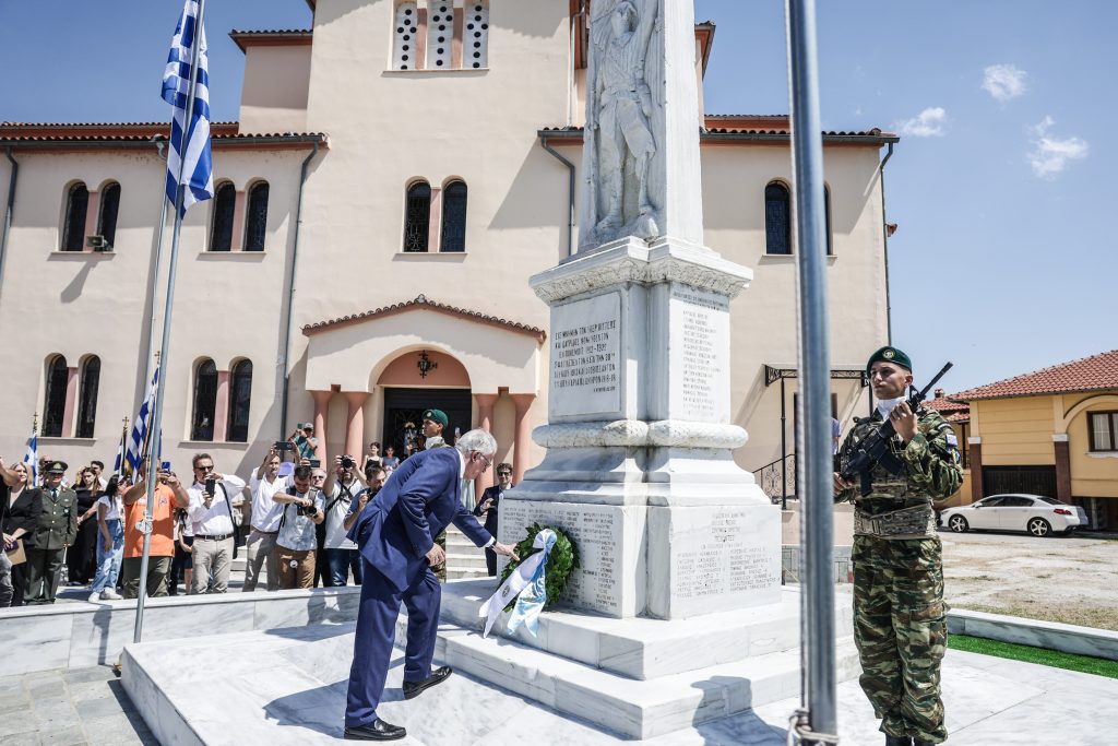 Τασούλας στις εκδηλώσεις μνήμης στο Δοξάτο: «Η ιστορία μας δίνει δύναμη να κοιτάμε το μέλλον»