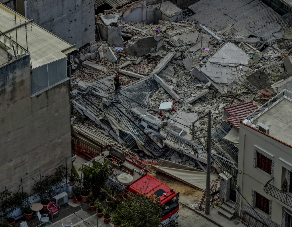 Πετράλωνα: Σαθρό υπέδαφος και εργασίες θεμελίωσης στο μικροσκόπιο για την κατάρρευση της πολυκατοικίας