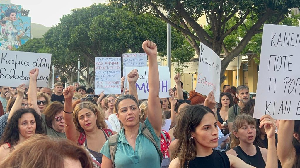 Χιλιάδες πολίτες στην πορεία μνήμης για τη Βασιλική στην Καλαμάτα – «Καμία άλλη δολοφονημένη»