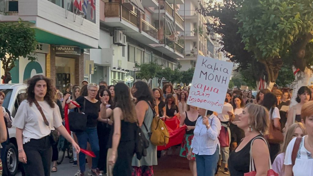 Χιλιάδες πολίτες στην πορεία μνήμης για τη Βασιλική στην Καλαμάτα – «Καμία άλλη δολοφονημένη»