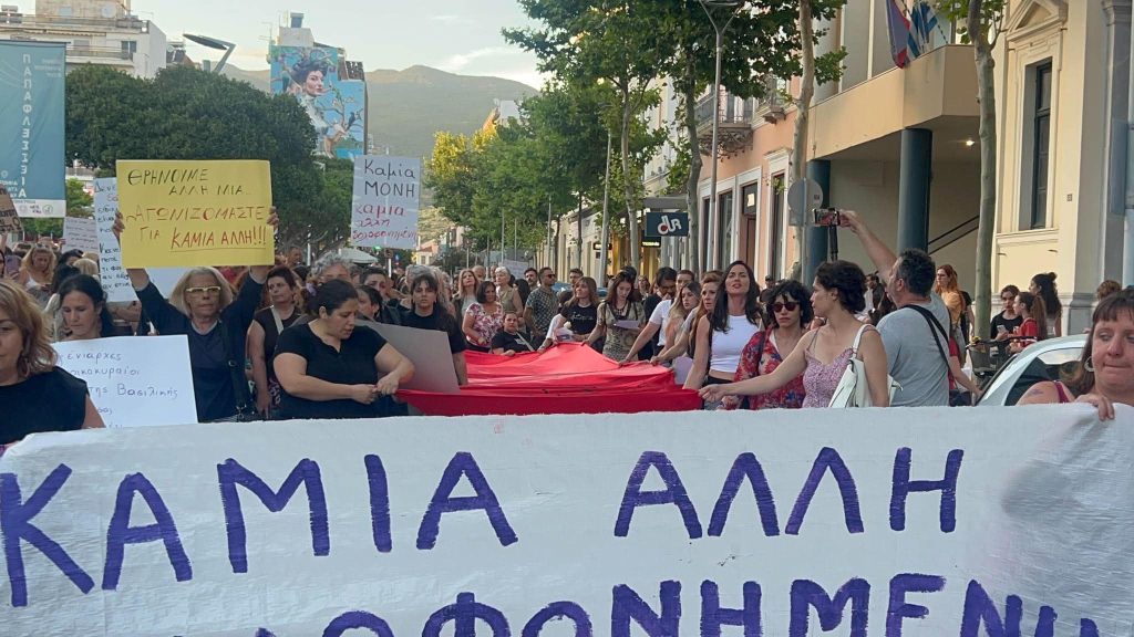 Χιλιάδες πολίτες στην πορεία μνήμης για τη Βασιλική στην Καλαμάτα – «Καμία άλλη δολοφονημένη»