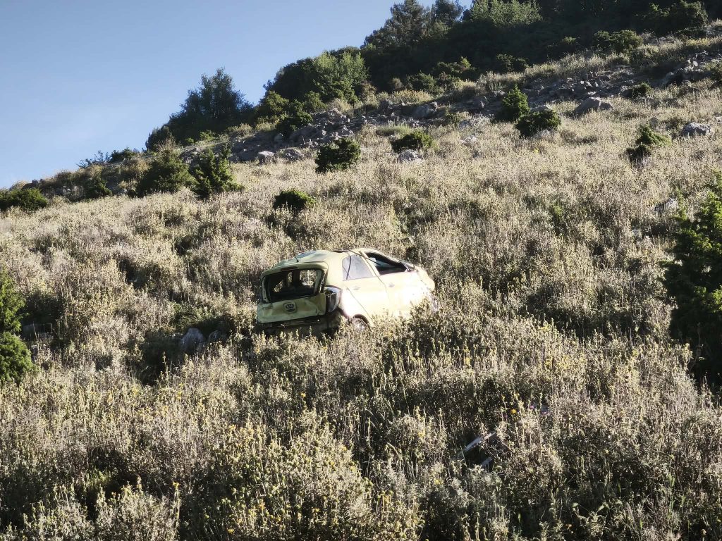 Ιωάννινα: Από «θαύμα» σώθηκε 21χρονος οδηγός που έχασε τον έλεγχο και έπεσε σε γκρεμό