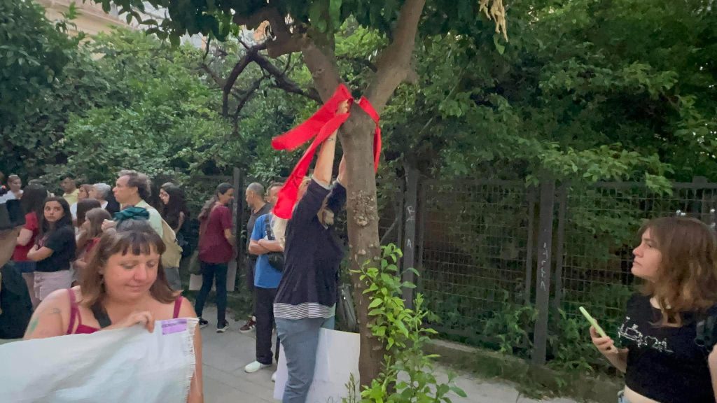 Χιλιάδες πολίτες στην πορεία μνήμης για τη Βασιλική στην Καλαμάτα – «Καμία άλλη δολοφονημένη»