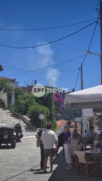 Μεγάλη κινητοποίηση της Πυροσβεστικής για φωτιά σε πευκοδάσος στη Σκόπελο – Σηκώθηκαν τέσσερα εναέρια μέσα
