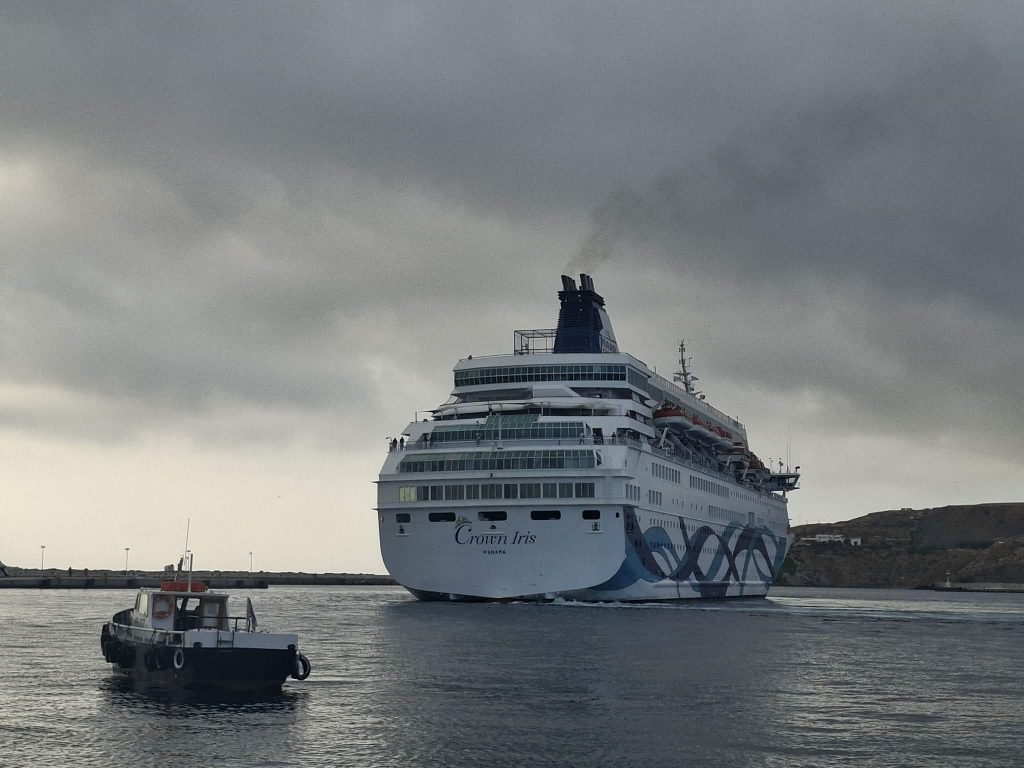 Σύρος: ΜΑΤ και απαγορεύσεις κυκλοφορίας λόγω της άφιξης του Crown Iris