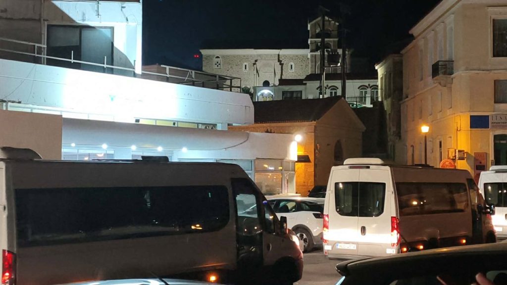 Στη δομή της Σάμου μεταφέρθηκαν 300 μετανάστες από την Κρήτη – Αντιδράσεις από τις τοπικές Αρχές