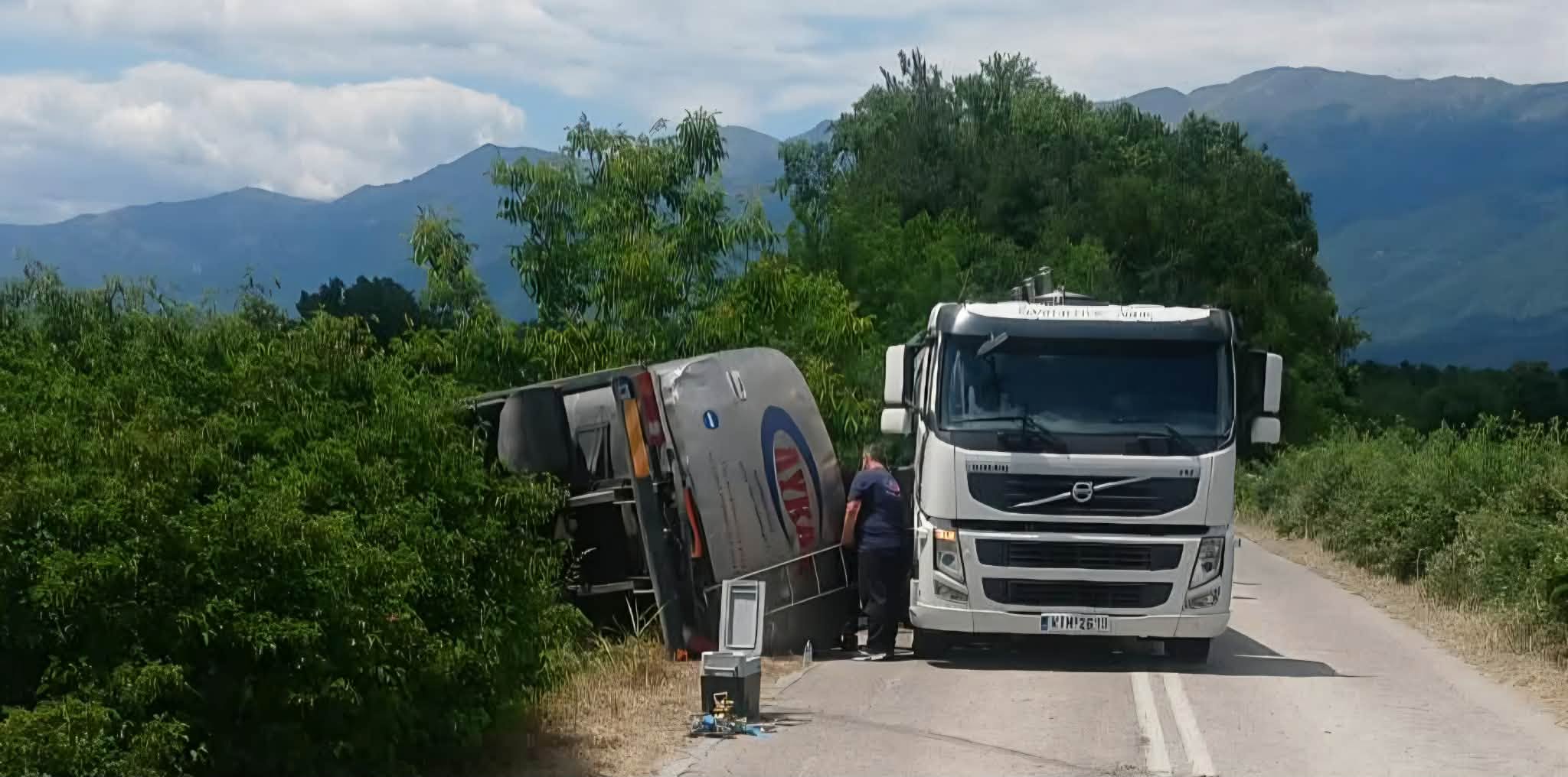 Σέρρες: Ανατροπή βυτιοφόρου που μετέφερε γάλα