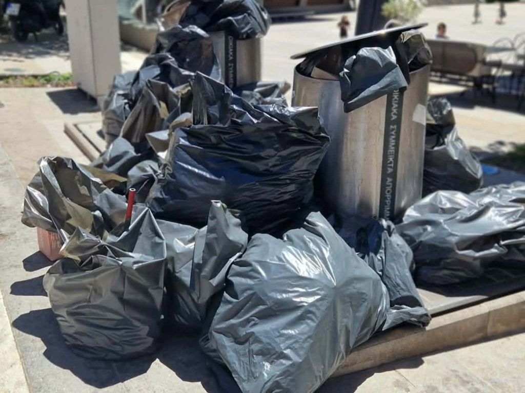 Γεμάτοι κάδοι και σωροί απορριμμάτων στο κέντρο της Κοζάνης – Απέχουν από την εργασία τους οι υπάλληλοι καθαριότητας