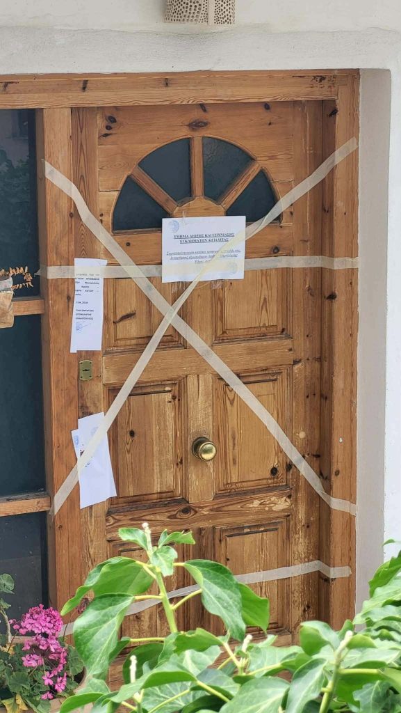 Διπλή δολοφονία στο Αίγιο: Σφραγίστηκε το σπίτι – Στα εγκληματολογικά της Αθήνας τα στοιχεία από τα «χαμένα» ίχνη