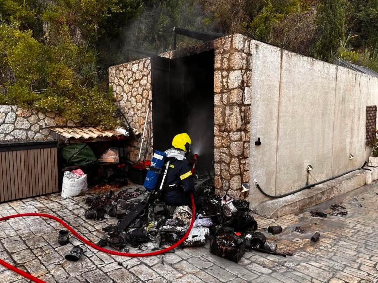 Κέρκυρα: Φωτιά σε αποθήκη με εύφλεκτα υλικά