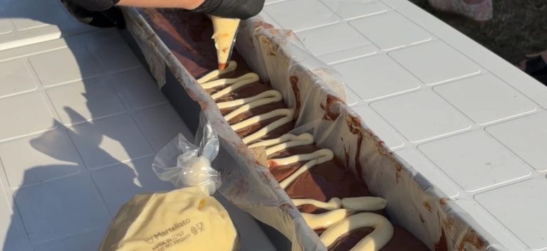 Πτολεμαΐδα: Ένα γιγαντιαίο προφιτερόλ 30 μέτρων γίνεται σύμβολο αλληλεγγύης για πυρόπληκτο ζευγάρι