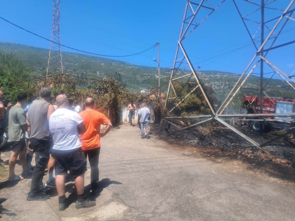 Ναύπακτος: Υπό έλεγχο η φωτιά στην Κάτω Μαμουλάδα – Στο «παρά πέντε» δεν κινδύνευσαν σπίτια και πυλώνας της ΔΕΗ
