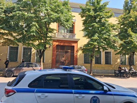 Μένουμε στο σπίτι <br/> και διαβάζουμε ένα καλό βιβλίο