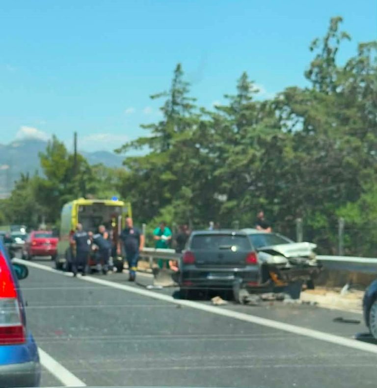 Καρμπόλα με 6 οχήματα στην Αθηνών – Τριπόλεως με εμπλοκή και ασθενοφόρου