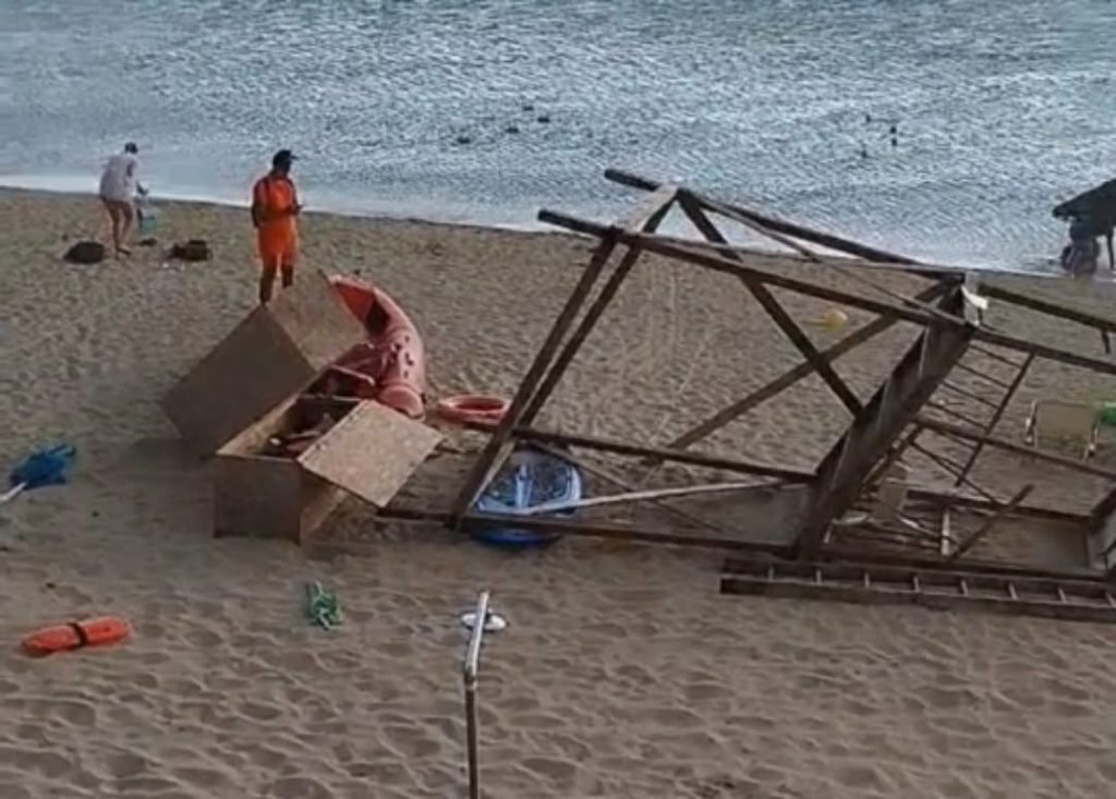 Θυελλώδεις άνεμοι «σάρωσαν» το παραλιακό μέτωπο στην Καβάλα: Τραυματισμός ναυαγοσώστριας – Πτώσεις δέντρων