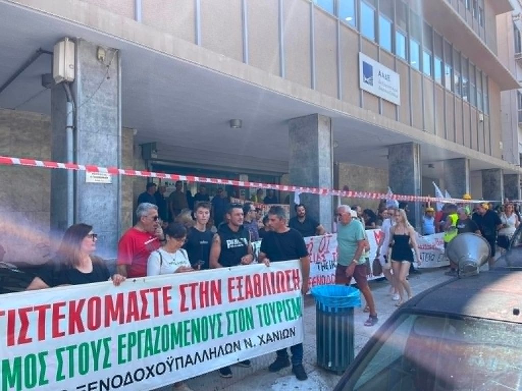 Χανιά: Απέκλεισαν την είσοδο της ΔΟΥ αγρότες και κτηνοτρόφοι – Ζητούν εφαρμογή των κυβερνητικών εξαγγελιών