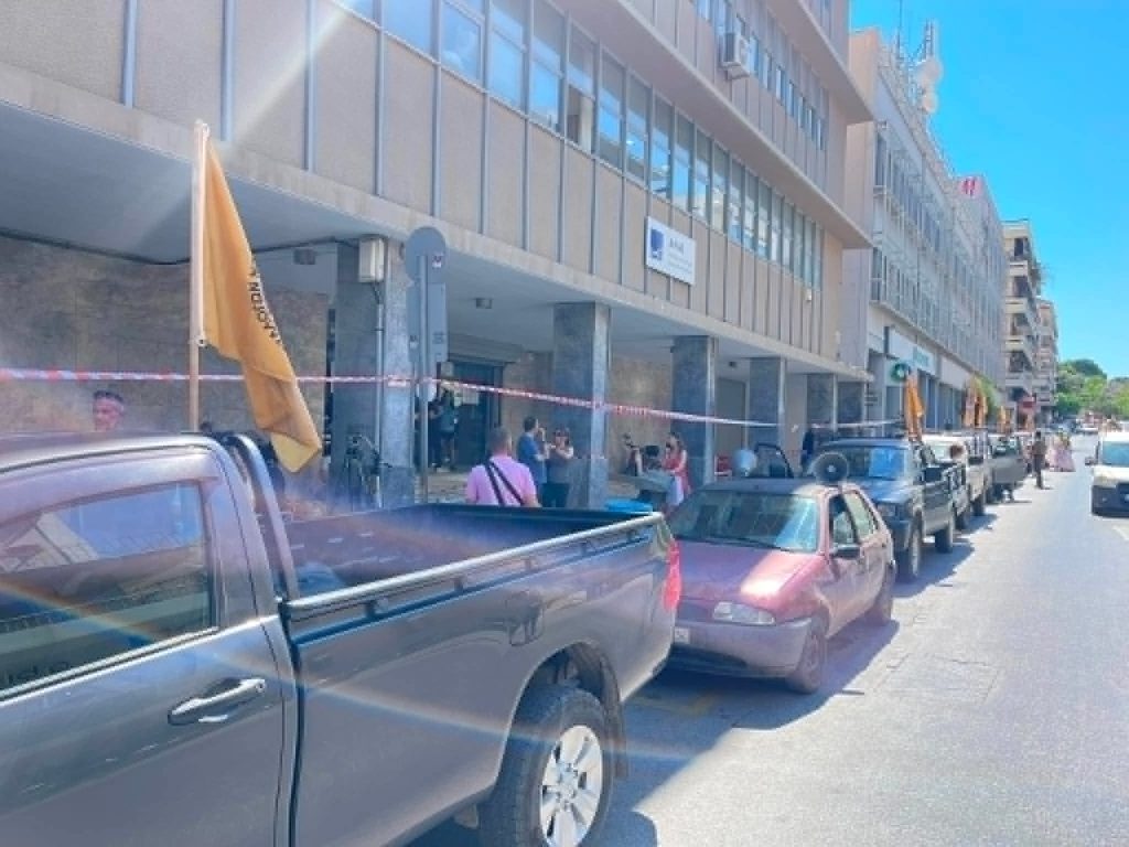 Χανιά: Απέκλεισαν την είσοδο της ΔΟΥ αγρότες και κτηνοτρόφοι – Ζητούν εφαρμογή των κυβερνητικών εξαγγελιών