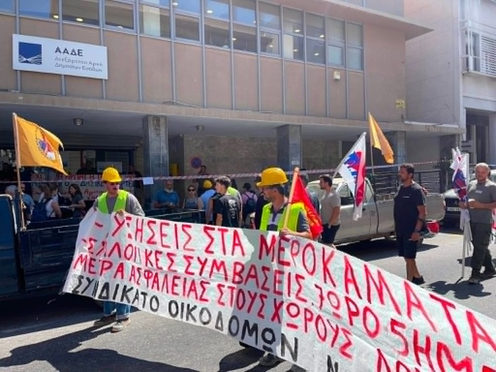 Χανιά: Απέκλεισαν την είσοδο της ΔΟΥ αγρότες και κτηνοτρόφοι – Ζητούν εφαρμογή των κυβερνητικών εξαγγελιών