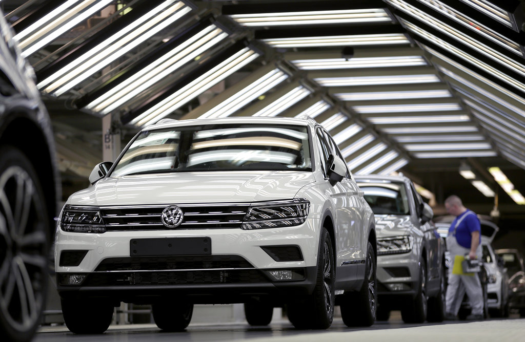 Η Volkswagen εξετάζει το ενδεχόμενο να κλείσει τέσσερα εργοστάσια και να περικόψει 100.000 θέσεις εργασίας