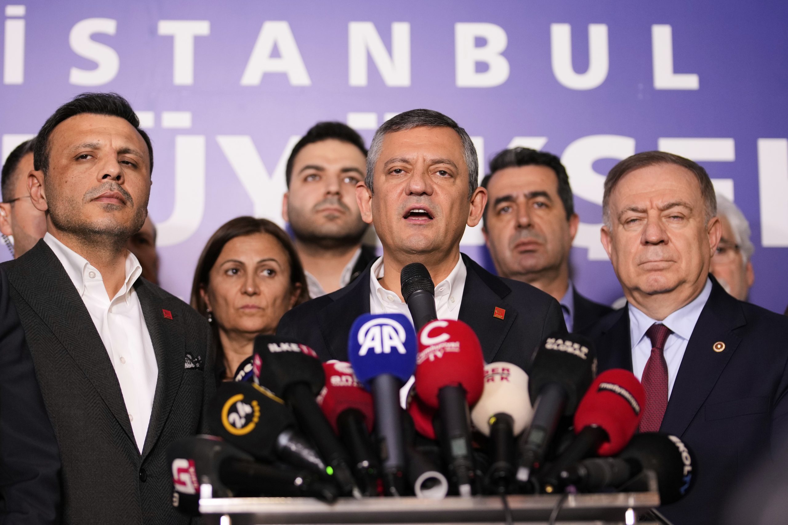 Παρέμβαση Οζγκιούρ Οζέλ στο Newsweek: Η δημοκρατική κρίση της Τουρκίας εξελίσσεται σε κρίση ασφάλειας