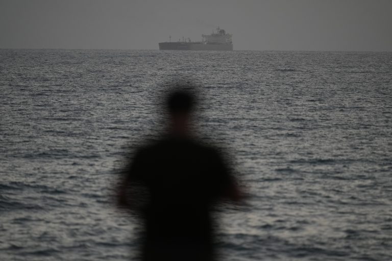 Ακινητοποίηση ρωσικού «σκιώδους» δεξαμενόπλοιου από τη Βρετανία