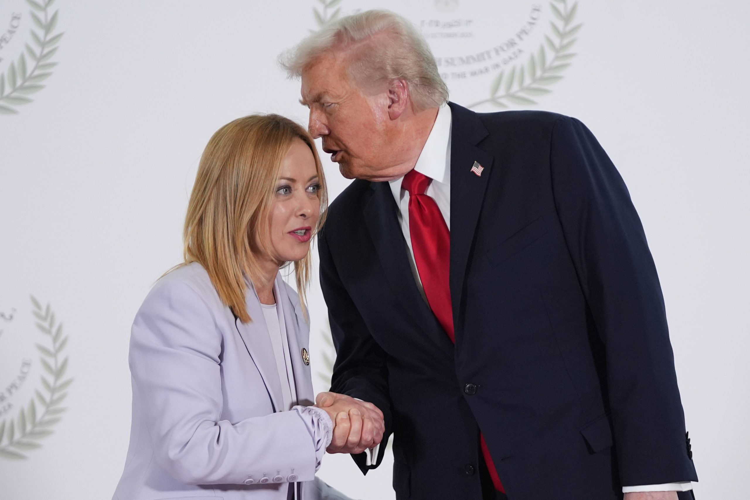 Ο Τραμπ δήλωσε ότι η Μελόνι τον «ικέτεψε» για μία φωτογραφία – Σκληρή απάντηση από την Ιταλίδα πρωθυπουργό, ακυρώνει το ταξίδι του στις ΗΠΑ ο Ταγιάνι