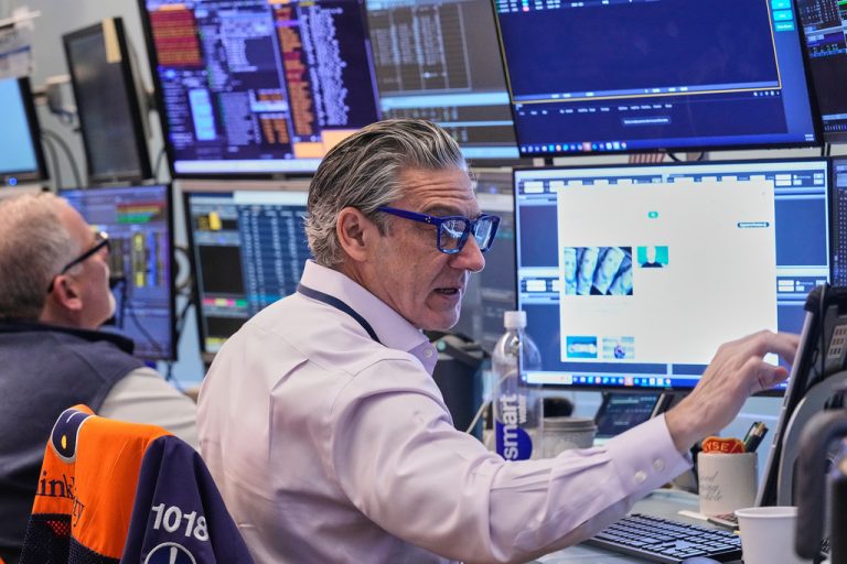 Ισχυρή πτώση στη Wall Street: Μαζικές ρευστοποιήσεις στις μετοχές ΑΙ – Απώλειες άνω του 4% για τον Nasdaq  ​