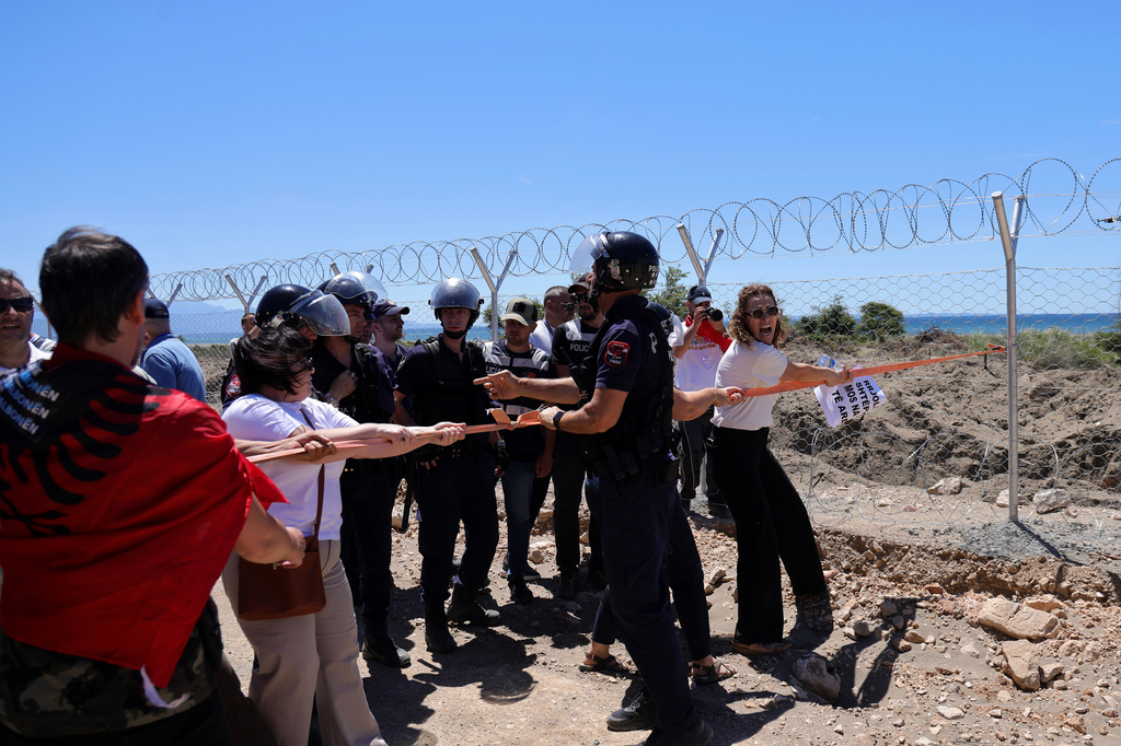 Αλβανία: Διαμαρτυρίες για την ανέγερση και άλλου πολυτελούς θερέτρου στις ακτές της Αδριατικής