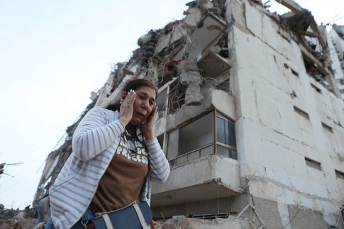Ηράκλειο: Ζημιές σε πολυκατοικία και επιχειρήσεις από τη μεγάλη πυρκαγιά – Βελτιωμένη η κατάσταση