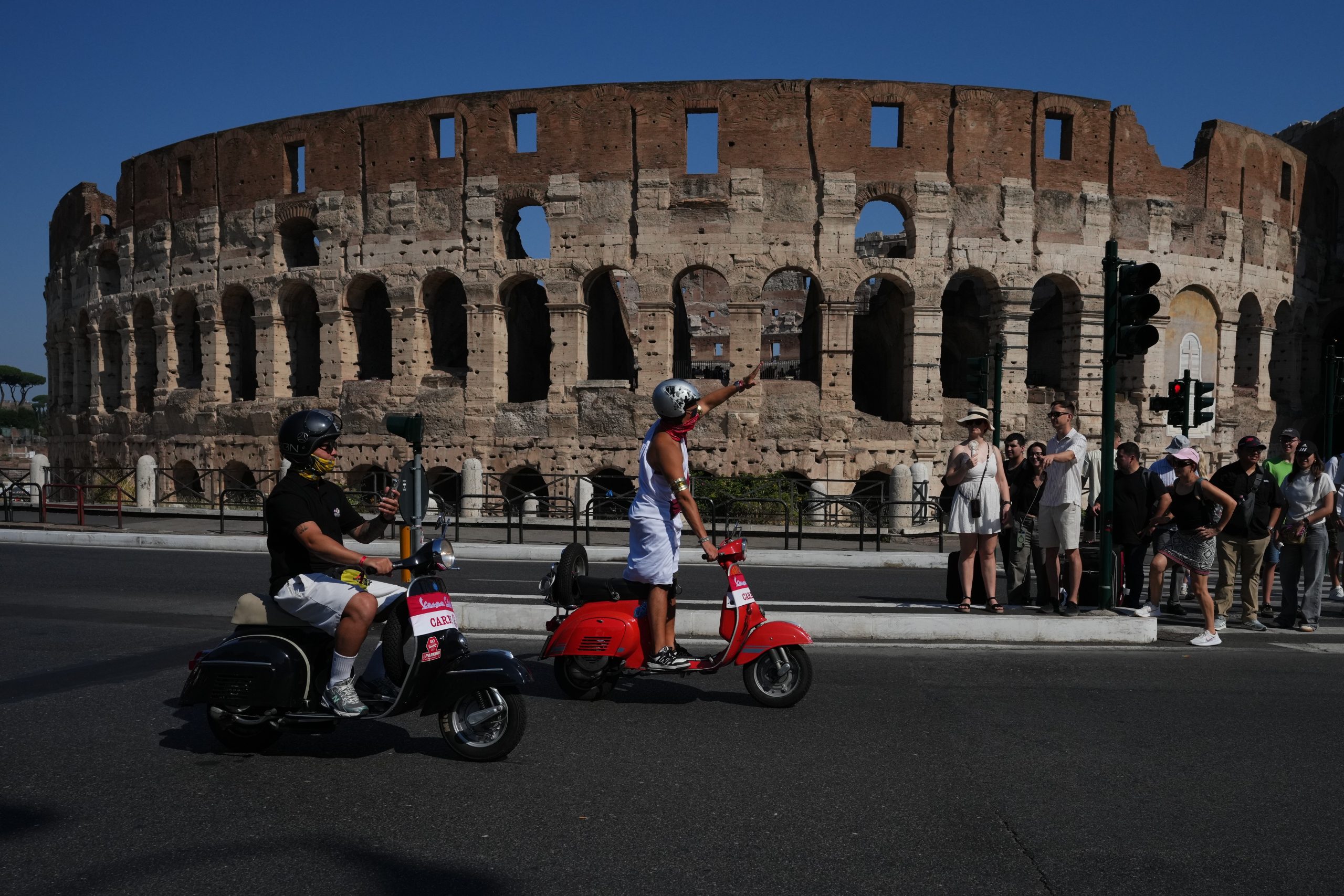 Χιλιάδες Vespa πλημμύρισαν το ιστορικό κέντρο της Ρώμης για τα 80 χρόνια του θρυλικού σκούτερ