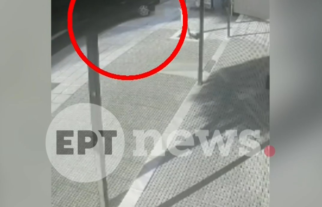 Θεσσαλονίκη: Η στιγμή που ο οδηγός Ι.Χ. στους Νέους Επιβάτες χάνει τον έλεγχο και εισβάλλει σε κατάστημα