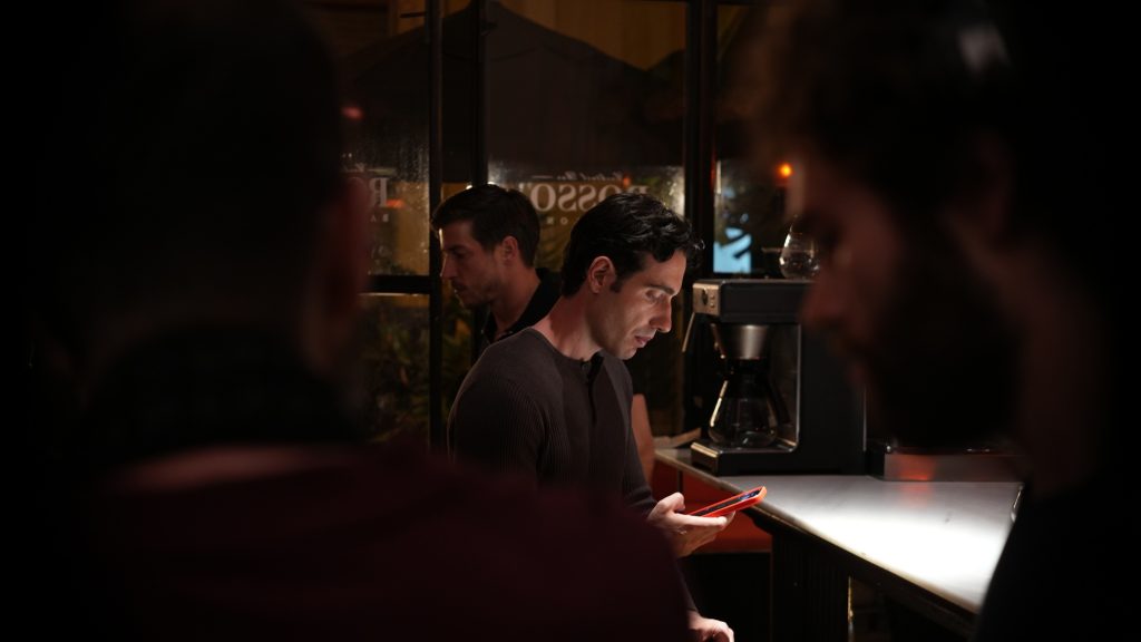 Η νέα ταινία του Θοδωρή Βουρνά «Mutual Lies» γυρίστηκε στη Βαρκελώνη με ένα διεθνές καστ ηθοποιών σε παραγωγή της ισπανικής εταιρίας Oktana Cultura.