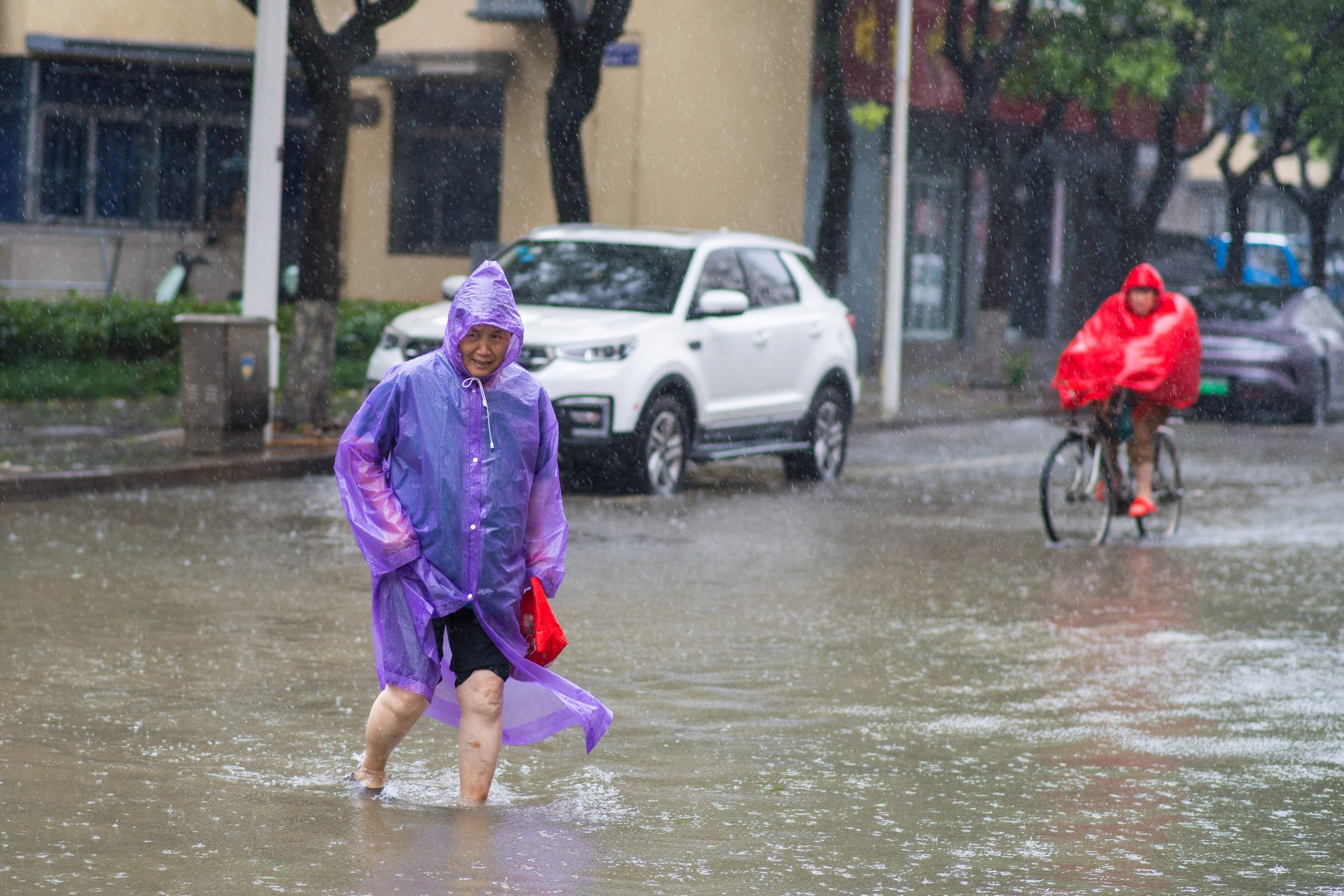 Typhoon Co-May makes landfall in eastern China Προβλήματα από σφοδρές βροχοπτώσεις στη νότια Κίνα – Χιλιάδες εκτοπισμένοι και προβλήματα στις συγκοινωνίες