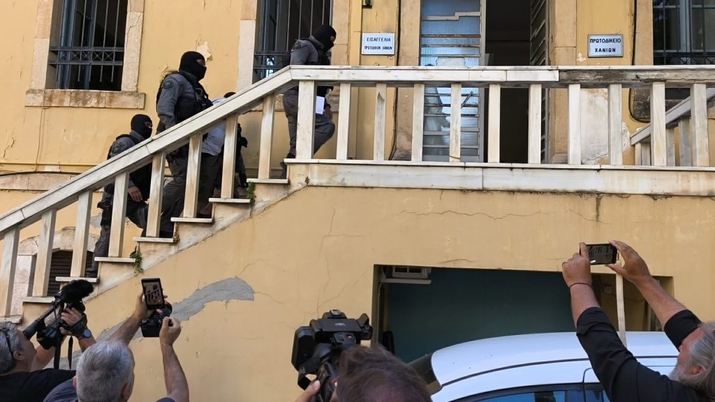 Συγγενείς και φίλοι αποχαιρέτησαν τη Σταυρούλα Λεβεντάκη ζητώντας δικαιοσύνη – Στο «μικροσκόπιο» το κίνητρο του δράστη
