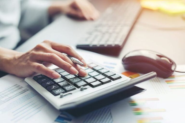 Εξωδικαστικός συμβιβασμός με την εφορία: Παράταση έως το τέλος του 2026 και «κούρεμα» προσαυξήσεων έως 75%