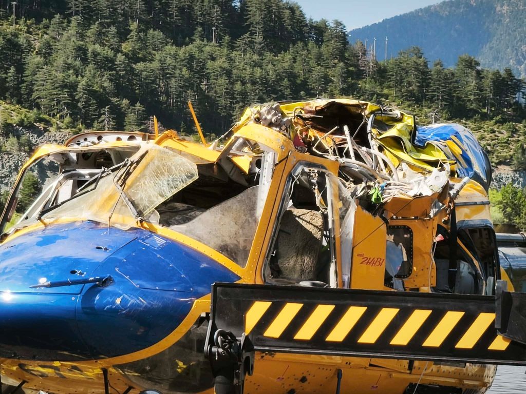 Αύριο η μεταφορά του πυροσβεστικού ελικοπτέρου από τη λίμνη Αώου – Αρχίζει η έρευνα για τα αίτια της πτώσης