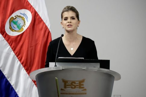 «Βούλιαξε» η κεντρική πλατεία για το 12<sup>ο</sup> Καλαματιανό Καρναβάλι (βίντεο & φωτογραφίες)