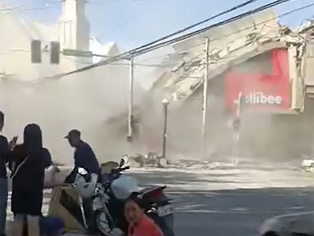 Δώδεκα νεκροί, 200 τραυματίες, μεγάλες καταστροφές και τσουνάμι από τα 7,8 Ρίχτερ στις Φιλιππίνες