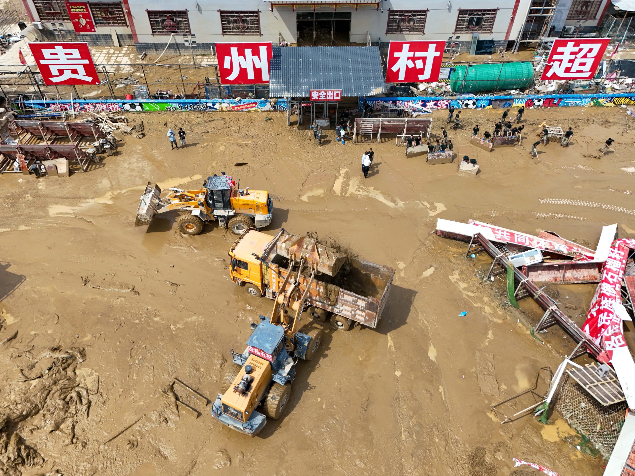 Severe flooding in two counties in southwest China Προβλήματα από σφοδρές βροχοπτώσεις στη νότια Κίνα – Χιλιάδες εκτοπισμένοι και προβλήματα στις συγκοινωνίες