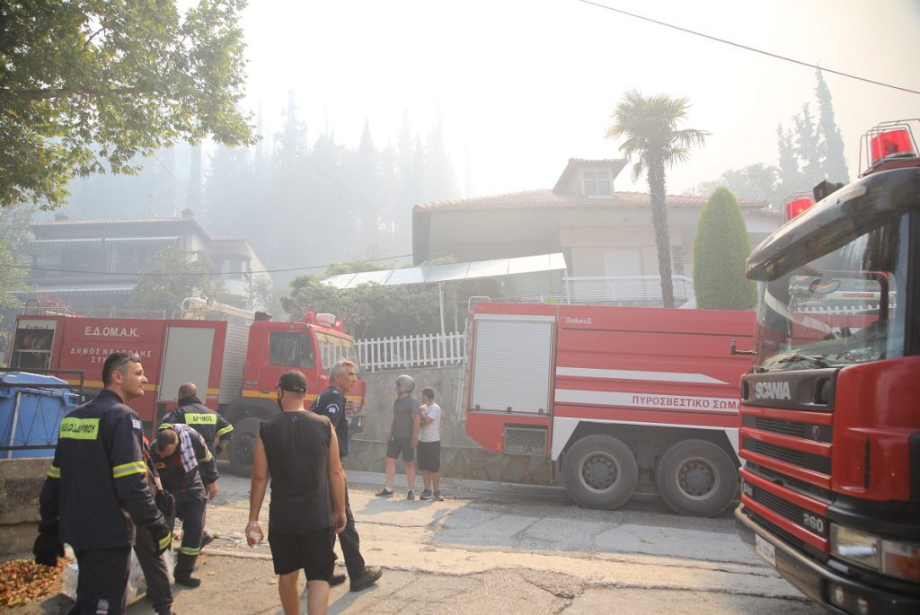 Θεσσαλονίκη: Ένας νεκρός στη μεγάλη φωτιά στο Δερβένι – Μήνυμα για προληπτική εκκένωση κατοικιών στη Λητή