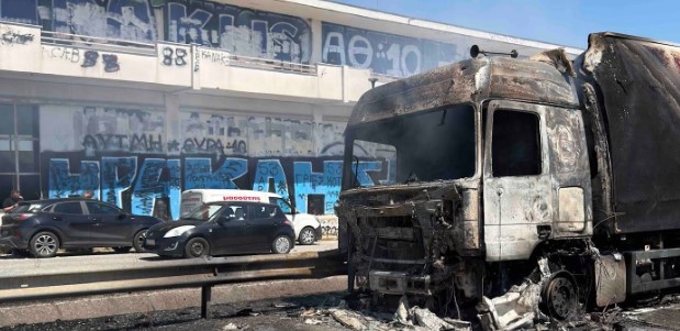 Θεσσαλονίκη: Φωτιά ξέσπασε σε φορτηγό στην Ε.Ο. Θεσ/νίκης-Μουδανίων
