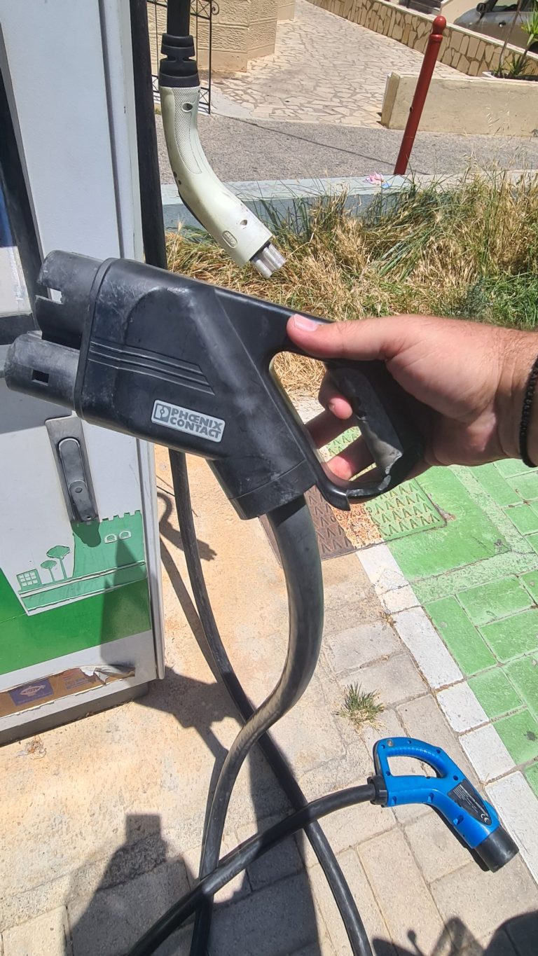 Ρέθυμνο: Εκτός λειτουργίας οι ηλεκτρικοί φορτιστές στην Πλατεία του Αγ. Γεωργίου λόγω βανδαλισμού