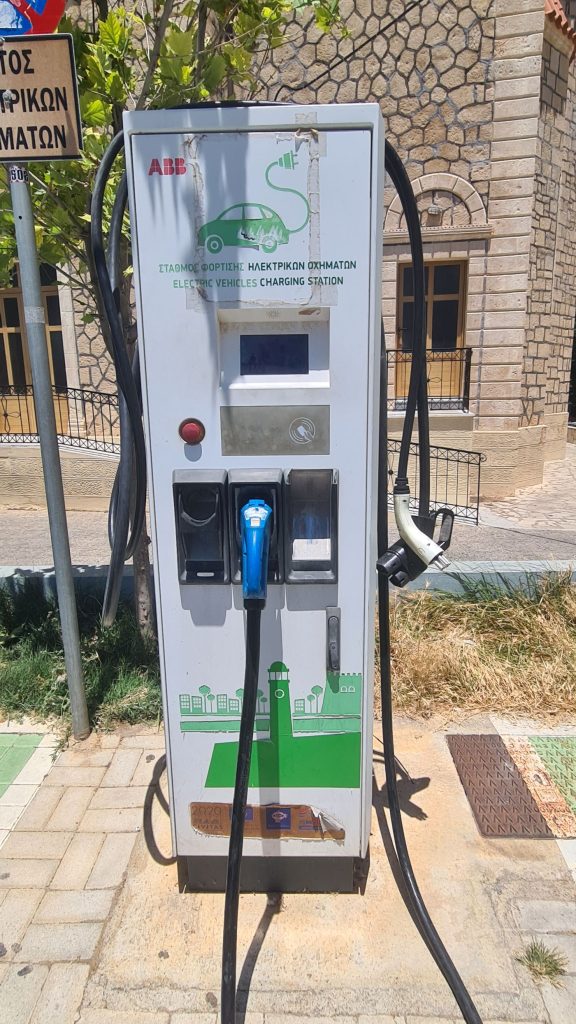 Ρέθυμνο: Εκτός λειτουργίας οι ηλεκτρικοί φορτιστές στην Πλατεία του Αγ. Γεωργίου λόγω βανδαλισμού