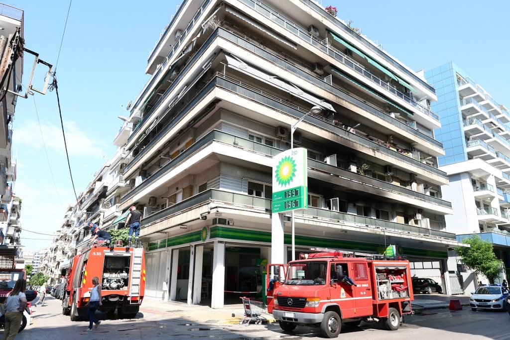 Θεσσαλονίκη: Φωτιά σε διαμέρισμα πάνω από βενζινάδικο – Απεγκλωβίστηκαν δύο άτομα