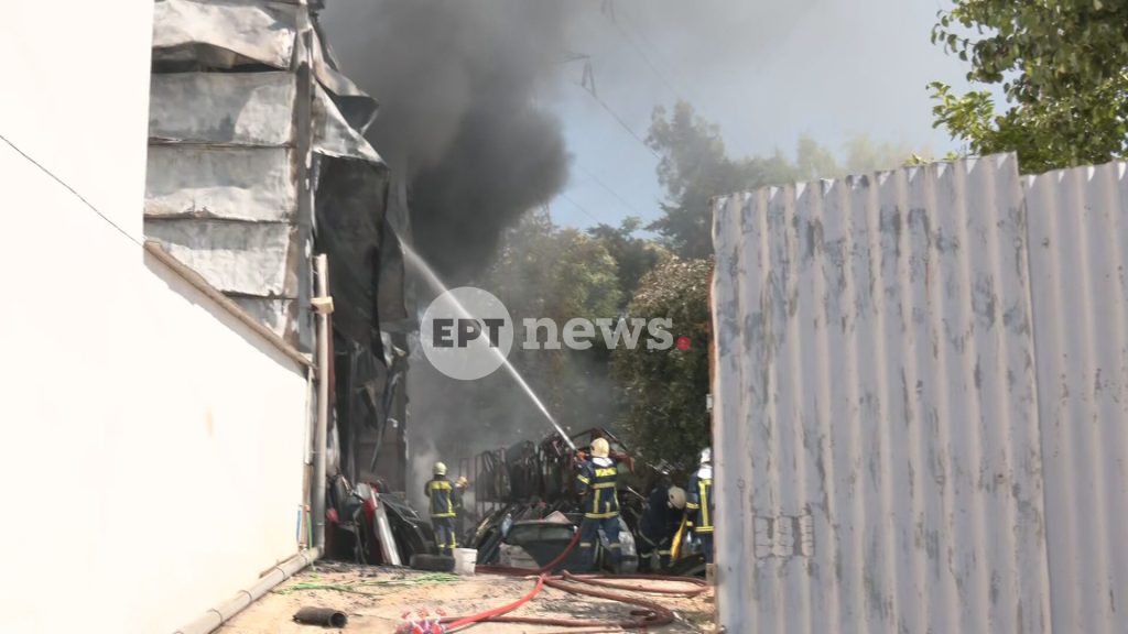 Φωτιά σε κατάστημα με ανταλλακτικά αυτοκινήτων στο Μενίδι – Ισχυρές δυνάμεις της Πυροσβεστικής στο σημείο