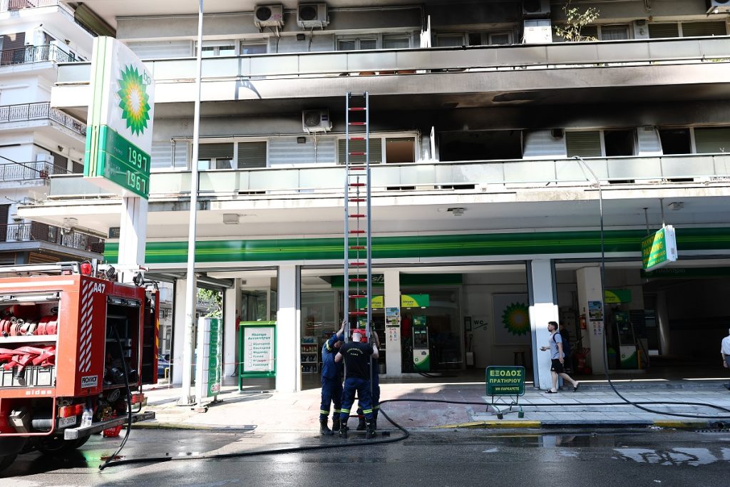 Θεσσαλονίκη: Φωτιά σε διαμέρισμα πάνω από βενζινάδικο – Απεγκλωβίστηκαν δύο άτομα