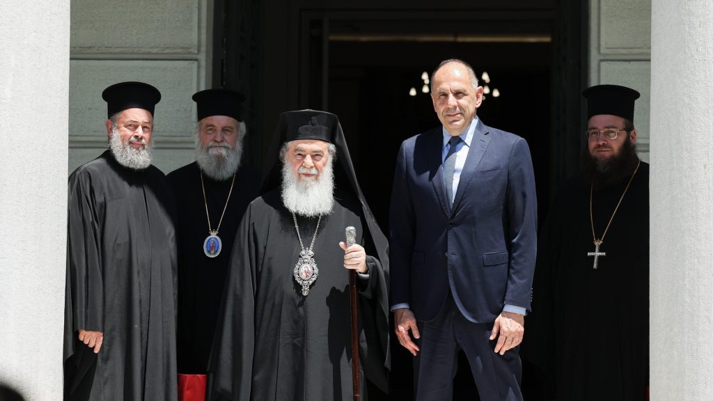 Συνάντηση Μητσοτάκη με τον Πατριάρχη Ιεροσολύμων: Στήριξη της Αθήνας στους Ελληνορθόδοξους πληθυσμούς της Μέσης Ανατολής