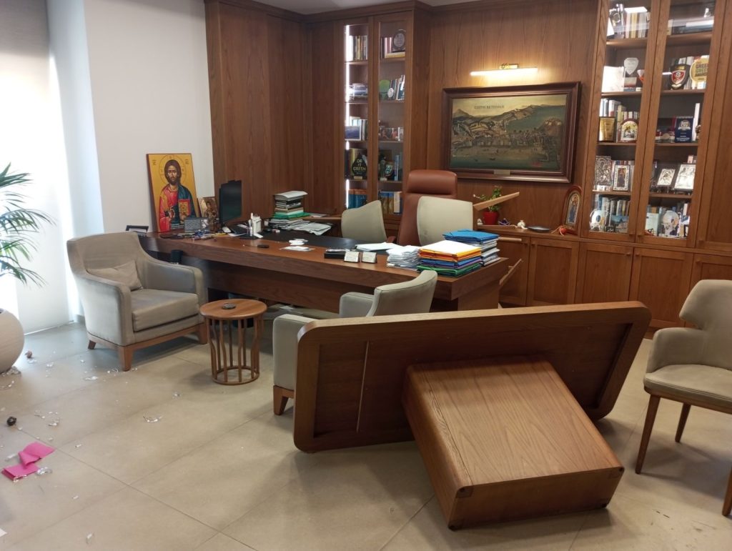 Επίθεση στο γραφείο του Δημάρχου Ρεθύμνης – Μία σύλληψη